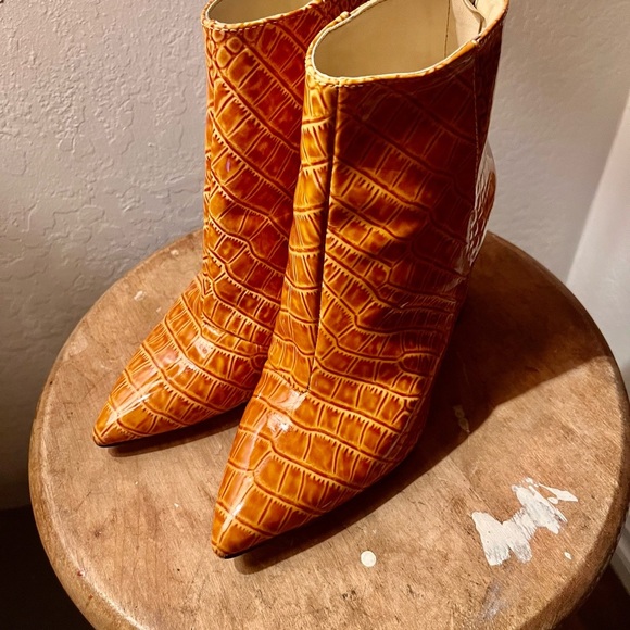 VINCE CAMUTO - GENUINE PATENT LEATHER BOOTIE - SZ 6.5 - Picture 1 of 2